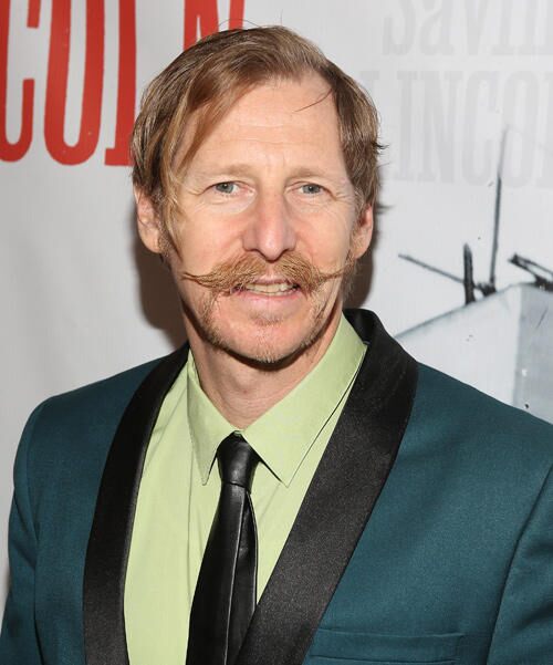 How tall is Lew Temple?